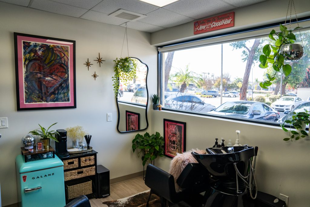 suite partnership, co-working strategies, beauty professionals, shared space, The Suites Spot is the top provider of salon suites in Los Alamitos and Los Angeles. Offering beauty professionals luxury salon suites for rent in Miracle Mile and Los Alamitos for an affordable price to run their individual beauty business. Hair stylists, nail techs, and many more professionals can find the new home for their business in our salon studios in Miracle Mile. hair salon suites for rent in Los alamitos, Los Angeles salon for rent, salon suites near beverly hills, salon studios in Los Alamitos, salon suites near Hollywood, Miracle Mile hair salon suites