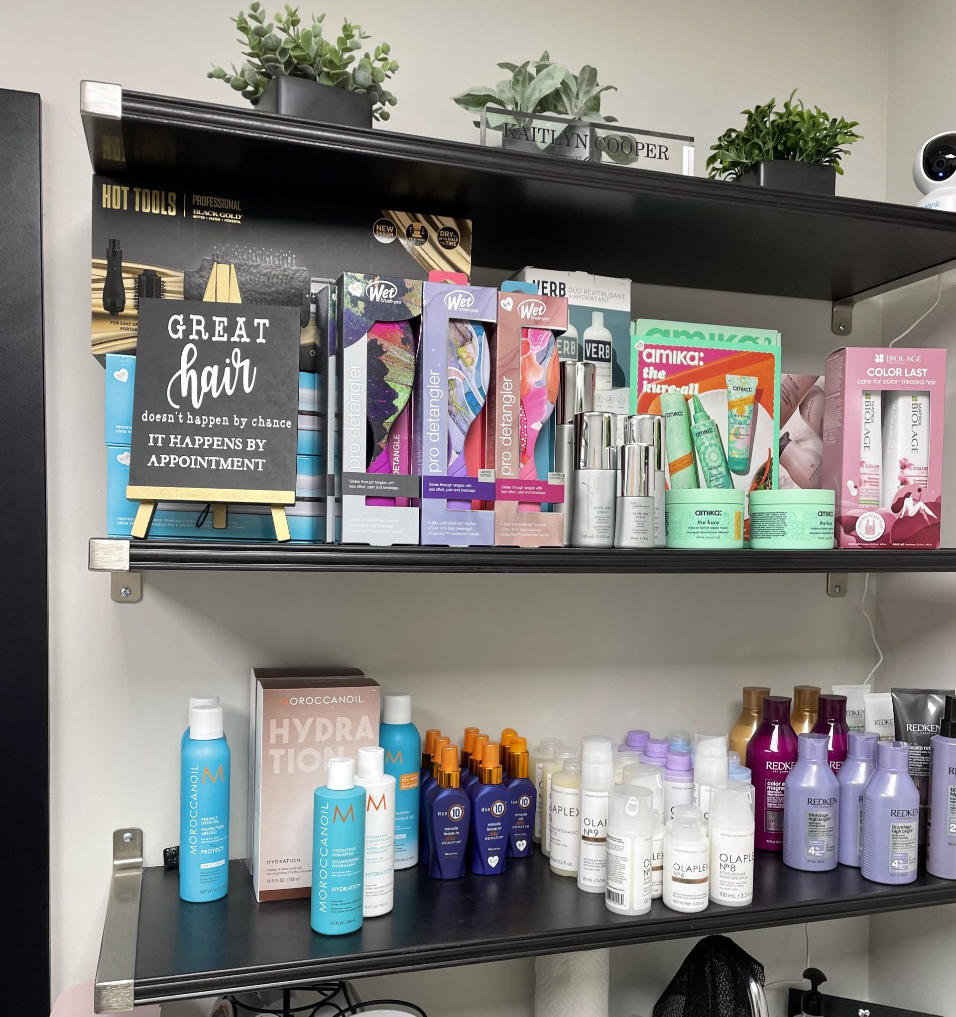 Learn how product recommendations can help build additional income and client trust with retail sales. The Suites Spot offers the top salon suites in Orange County. Salon suites for rent in Los Alamitos, los alamitos salon studios, Los angeles hair salon suites, fairfax salon rental space, los alamitos salon for rent