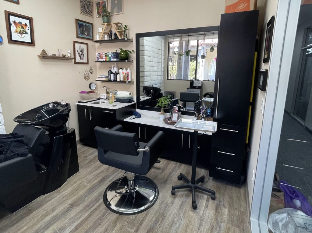 Miracle mile beauty professionals choose luxury suites to rent in Los Angeles over traditional salons. The Suites Spot is the top rated salon suites in Los Alamitos and Los Angeles. Offering salon suites for rent in Miracle Mile to beauty professionals to run their independent beauty business. Salon suites in Los Angeles, Miracle hair salon suites, salon for rent in Miracle Mile, Miracle Mile salon for rent. 